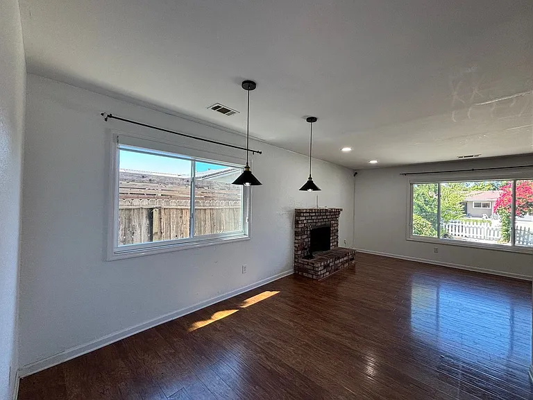 2102 California Dr — Photo 11