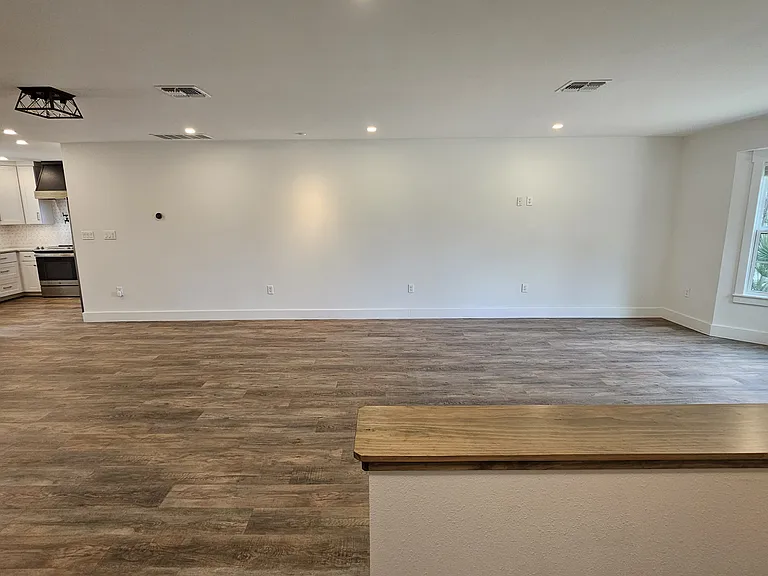 219 Edgevale Dr — Photo 3