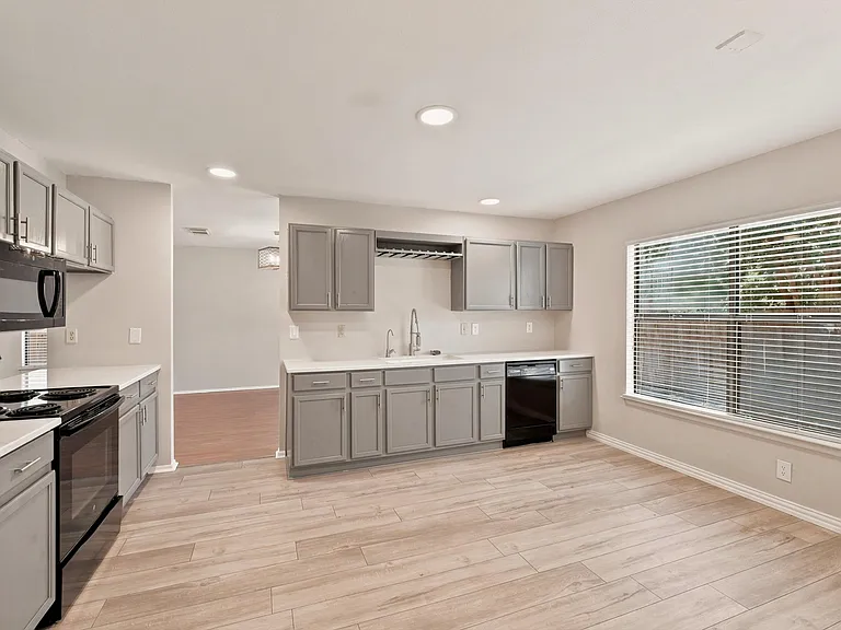 2410 Cedar Trce — Photo 6