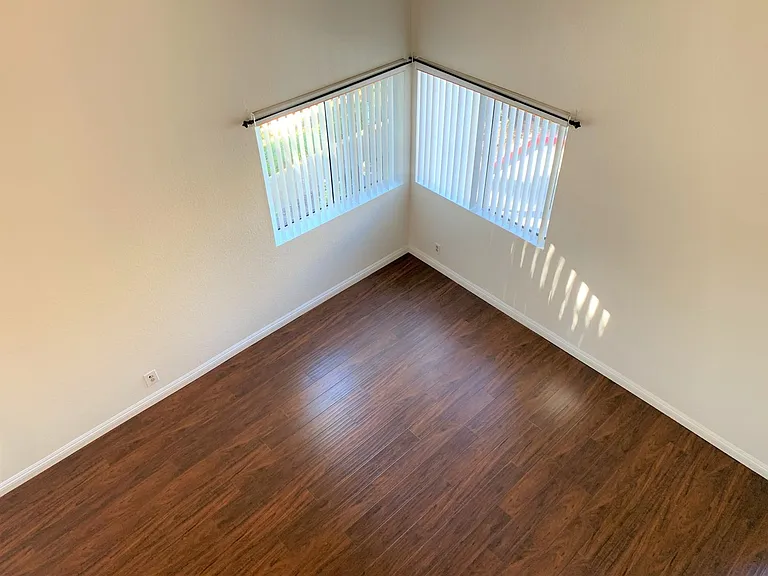 70 Coventry Ln — Photo 10