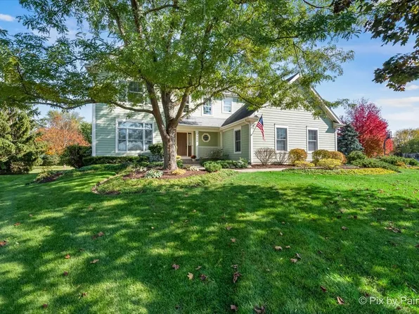 8950 Berwick Ct, Crystal Lake, IL 60014