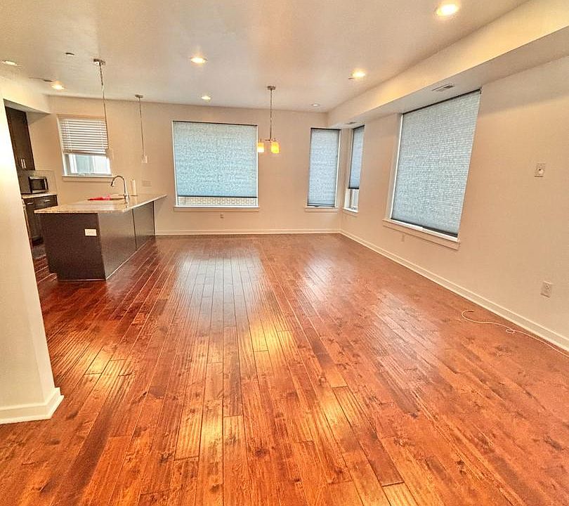 1st image of 2122 Kensington Walk