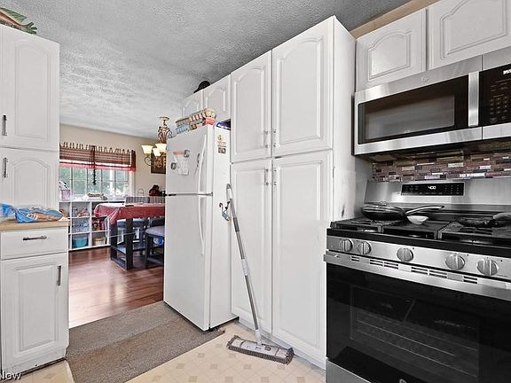 5th image of 1887 W Beech St
