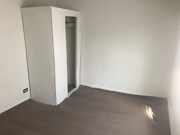 Bedroom upstairs- new carpet 