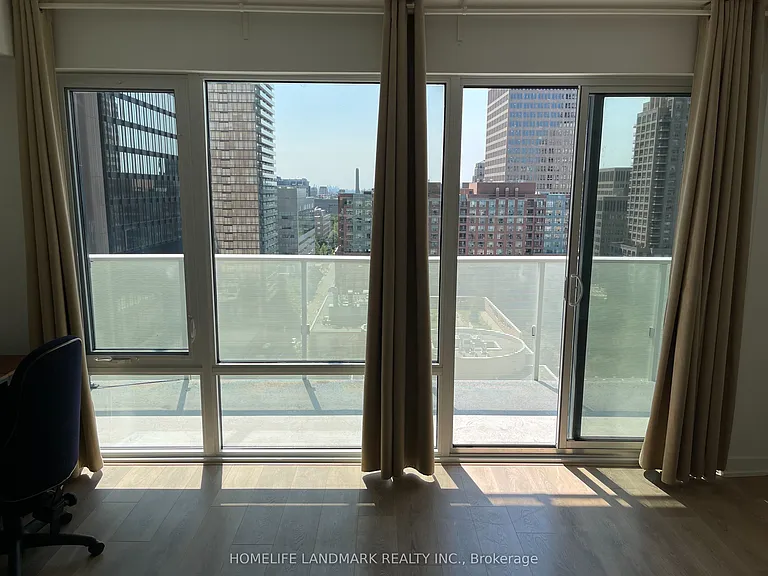 501 Yonge St #1402 — Photo 12