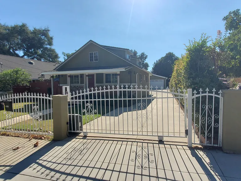 Motorized gate