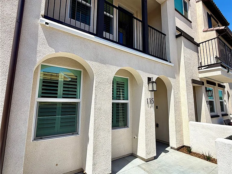 135 Evergreen — Photo 3