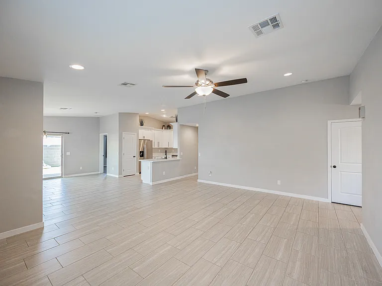 2547 E Illini St — Photo 5