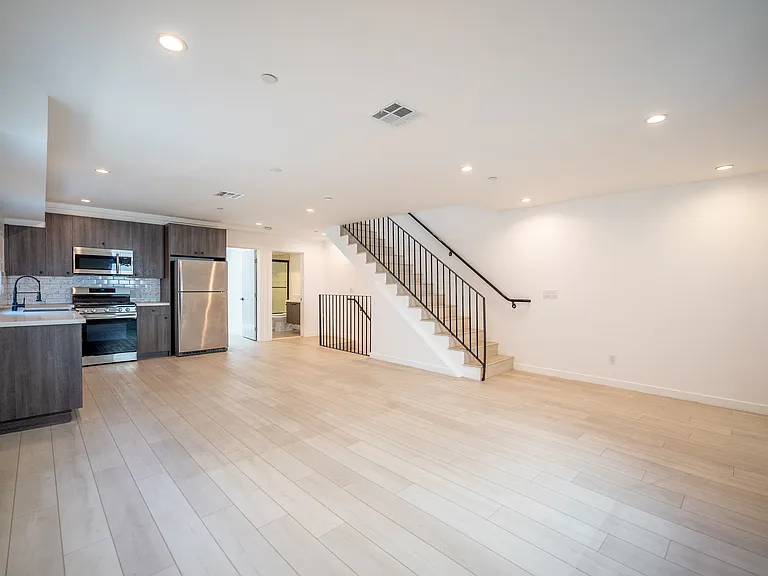 246 1/2 N Dillon St #246-1/2 — Photo 8