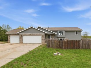 618 Hunter Cir, Winsted, MN 55395