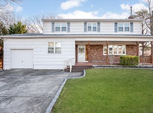 98 Monroe St, Amityville, NY 11701