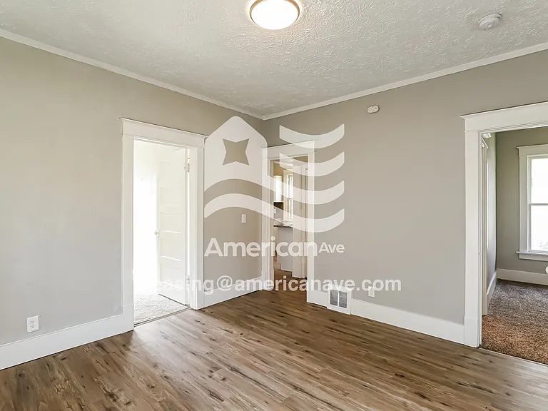 1392278_006_wm_-_living_room_13193109.jpg