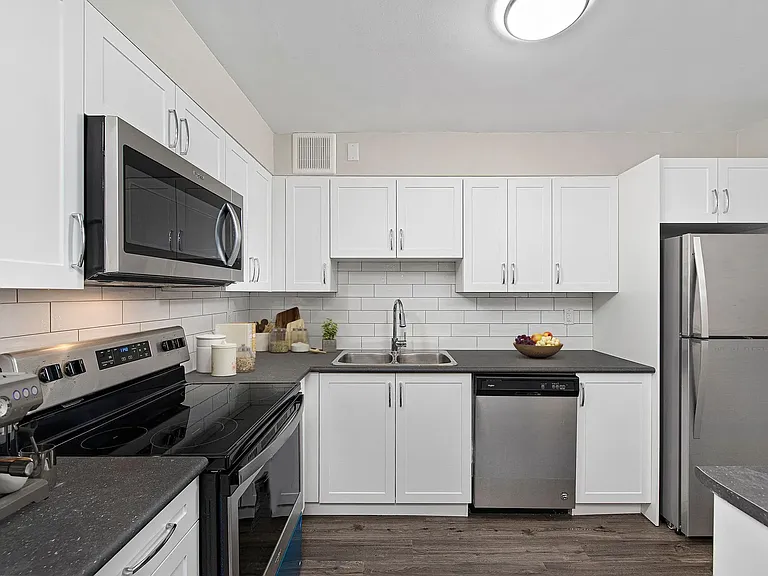 75 Thorncliffe Park Dr — Photo 5