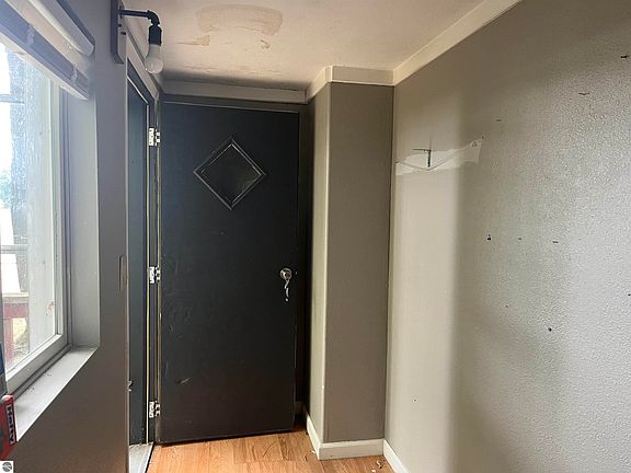 4th image of 380 Thomas Rd SW