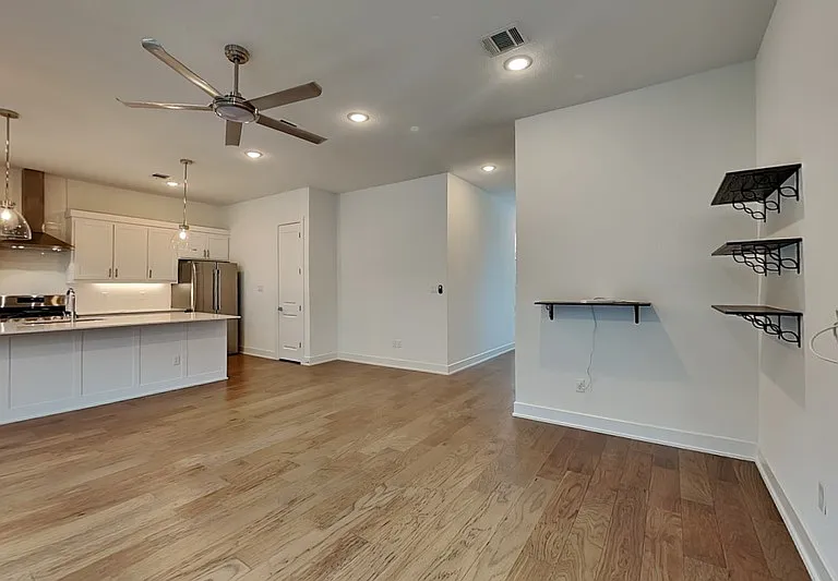 112 E Oscar Dr — Photo 15