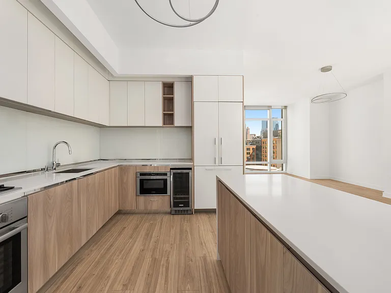 555 W 43rd St #PENTHOUSE — Photo 4