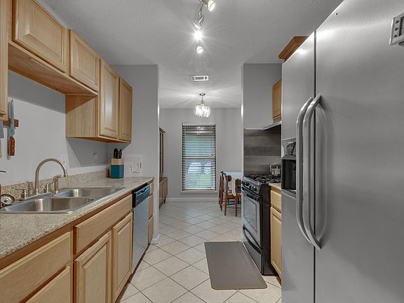 3rd image of 842 Meadow Ln