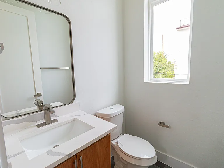 4210 Roseland Ave #104 — Photo 9
