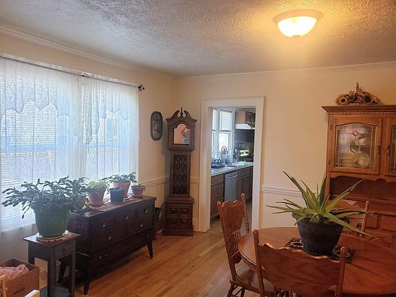3rd image of 325 Roselynn Ln