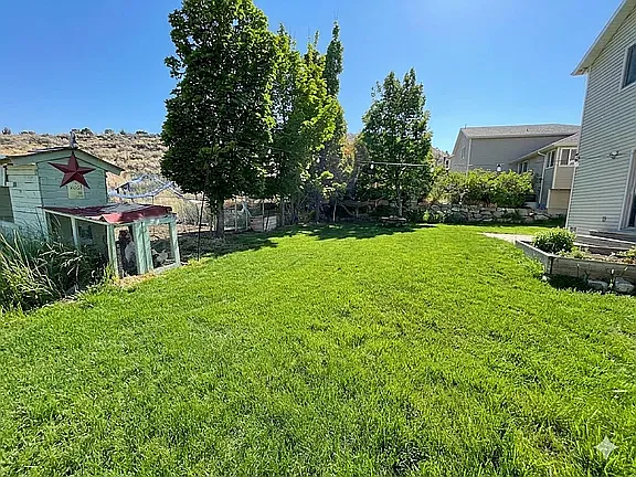 4028 E Clark Cir — Photo 14