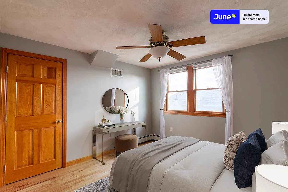 Queen bedroom in 5 bed/2 bath home in Medford #1834 E — Photo 1