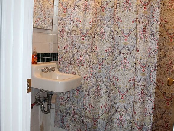 5th image of 621 S Jefferson St #1
