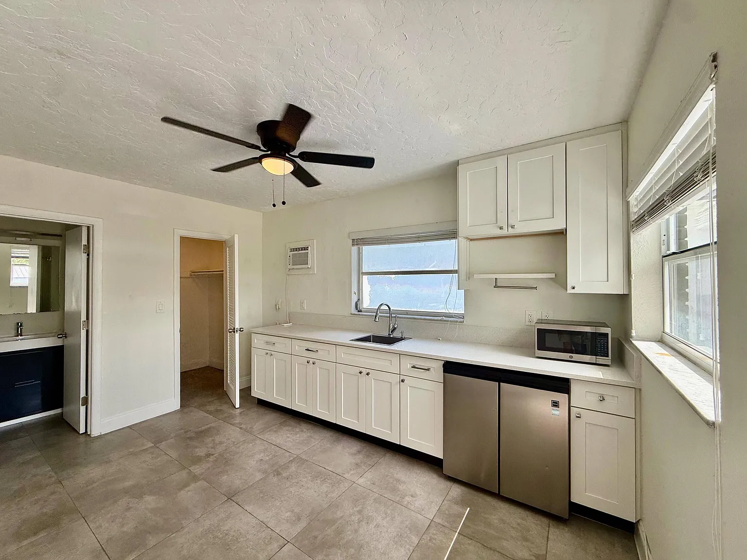 Studio, 1.5 bath, 300 sqft, $1,250 — Photo 4