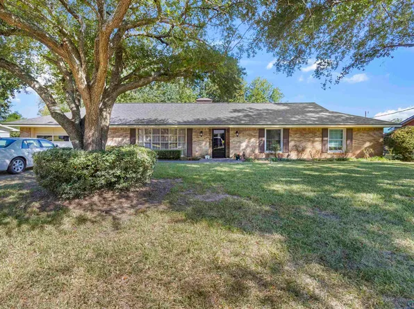 2907 Royal Dr, Kilgore, TX 75662