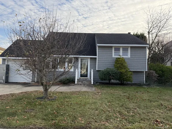 14A Earl Pl, Amity Harbor, NY 11701