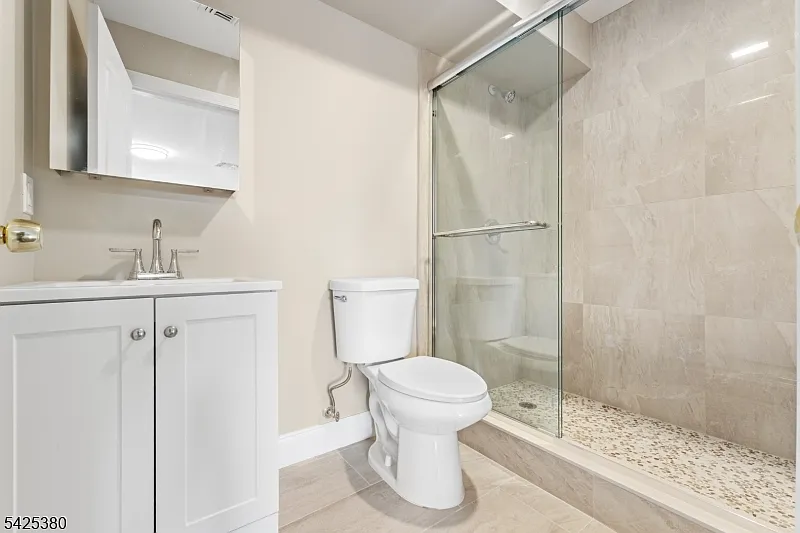 2 bed, 1.0 bath, $2,500 — Photo 3