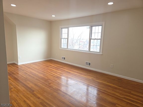 2nd image of 413 Farnham Ave