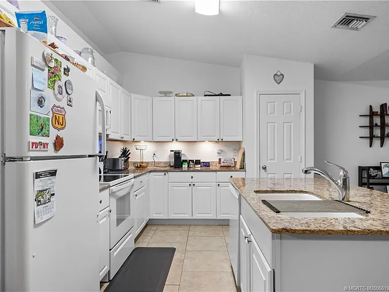 1529 NE Sunview Ter — Photo 5