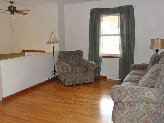 4th image of 297 Fairdale Ave