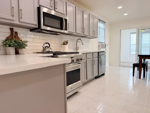 2 bed, 1.0 bath, $2,800 — Photo 2