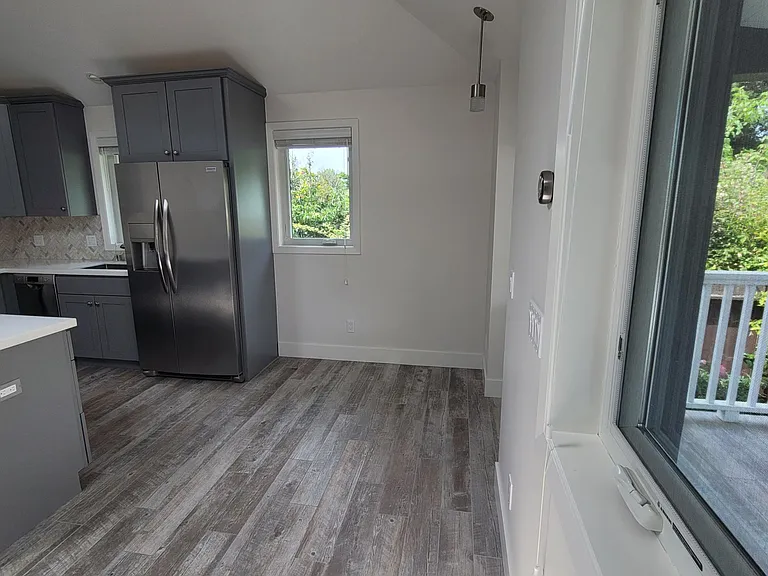 704B Laurel Ave — Photo 6