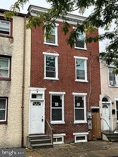 1st image of 721 W 7th St