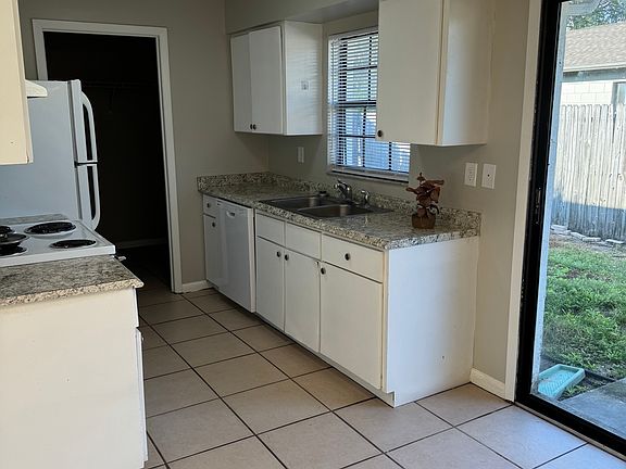 4th image of 1405 Crystal Ct #A