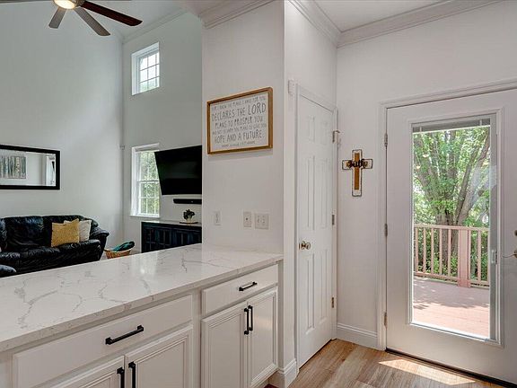 5th image of 117 Winding River Dr