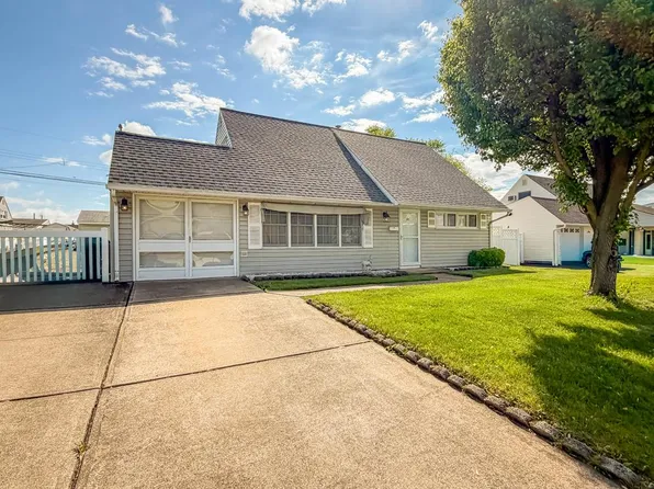 44 Cotton Rd, Levittown, PA 19057