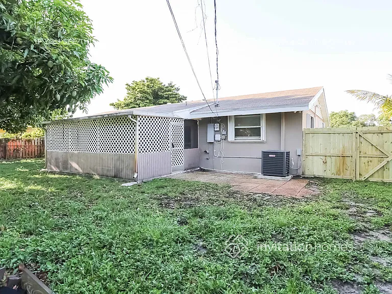 4851 NW 6th St — Photo 16