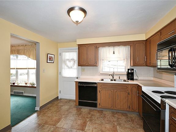 5th image of 1102 McKnight Dr