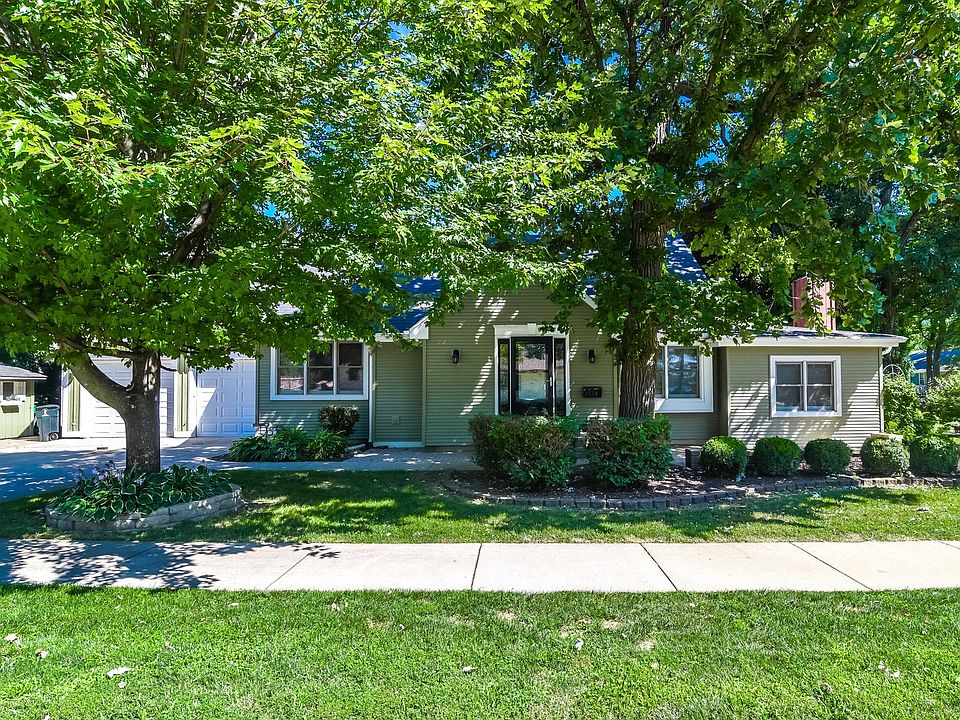 1st image of 220 Lakeview Dr