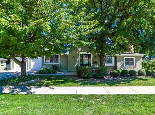 220 Lakeview Dr, Mundelein, IL