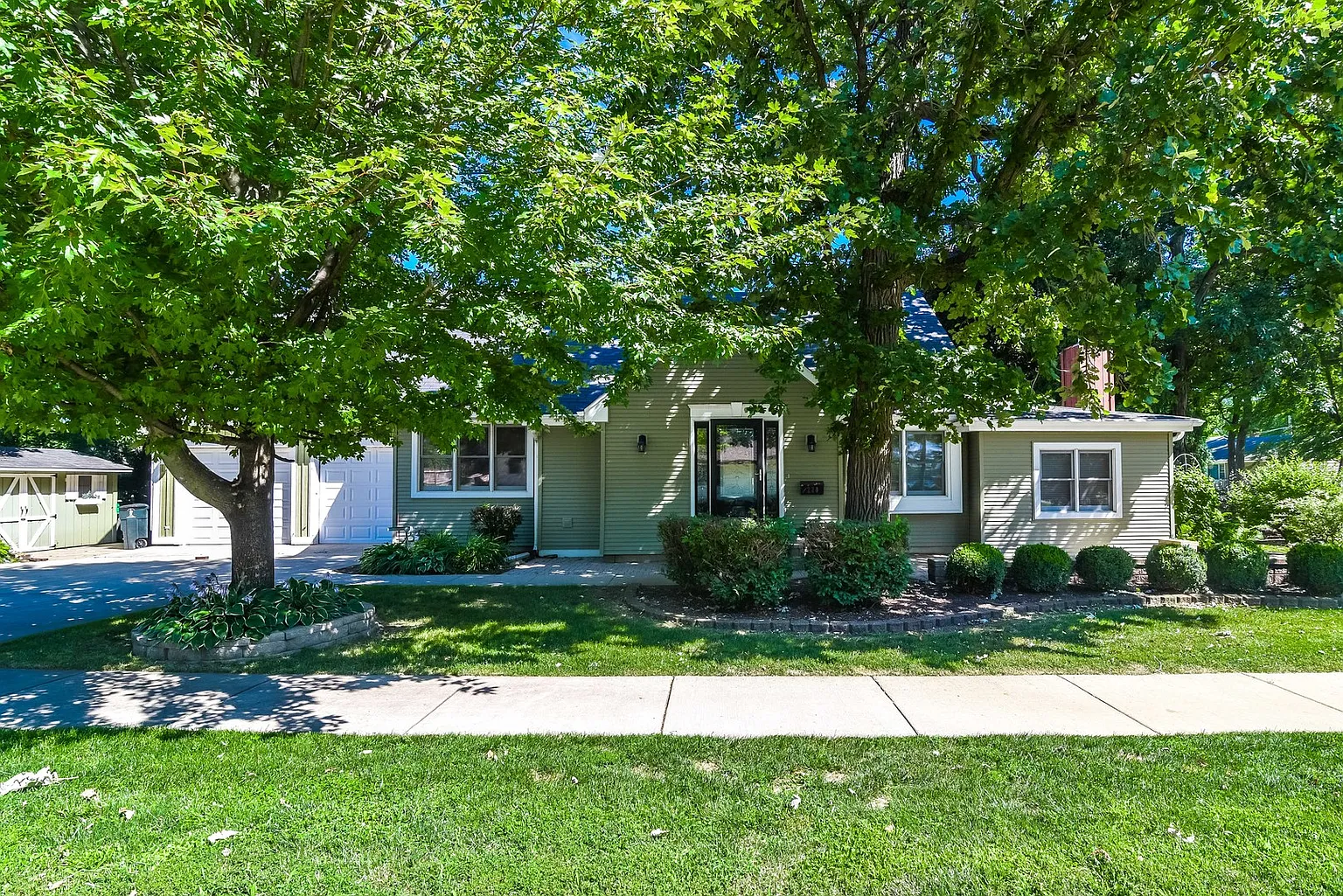 220 Lakeview Dr photo 1