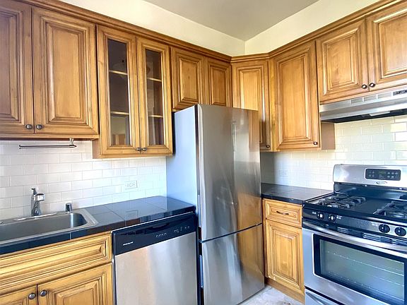 5th image of 554 Columbus Ave