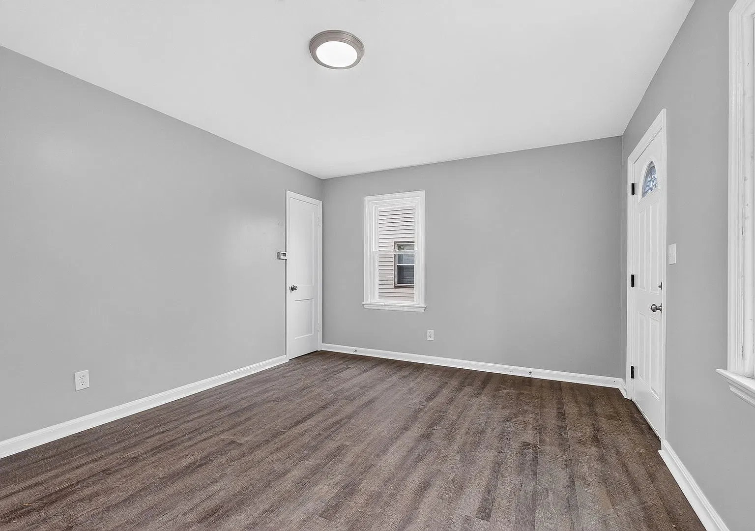 Charming 2-Bedroom Home with Updated Kitchen & Spacious Backyard! — Photo 4