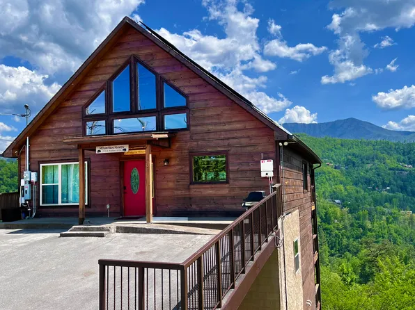 216 Pinnacle Dr W, Gatlinburg, TN 37738