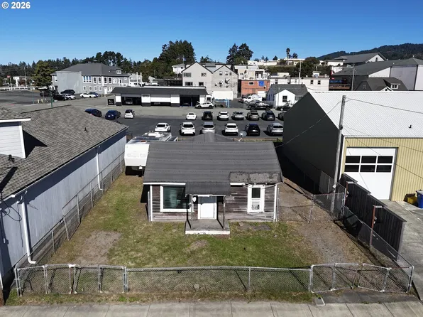 636 Hemlock St, Brookings, OR 97415