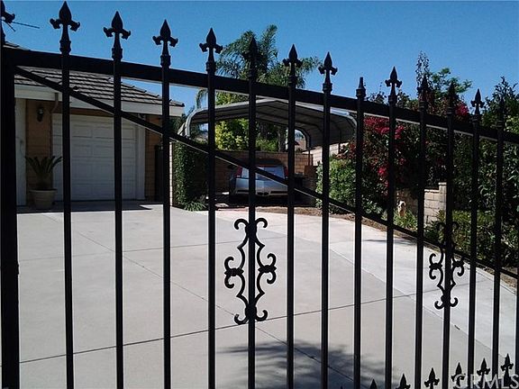 Carport area to side of garage