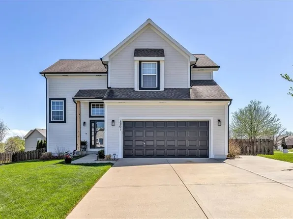 1301 S 6th St, Louisburg, KS 66053